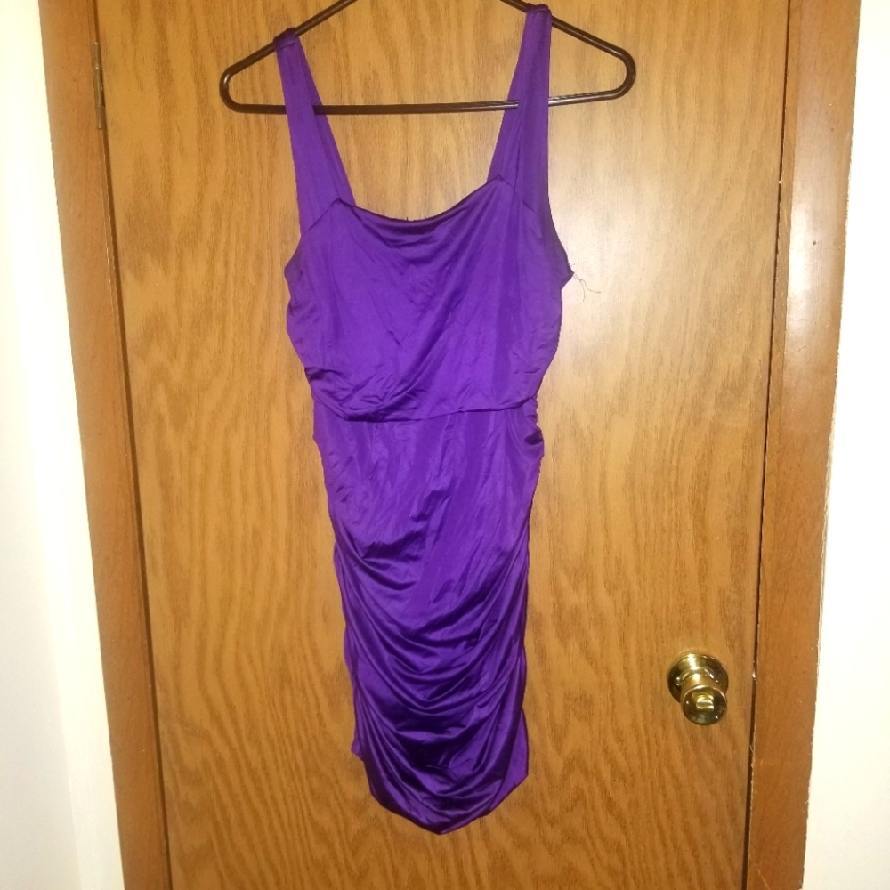 Cocktail dress with cutout backing